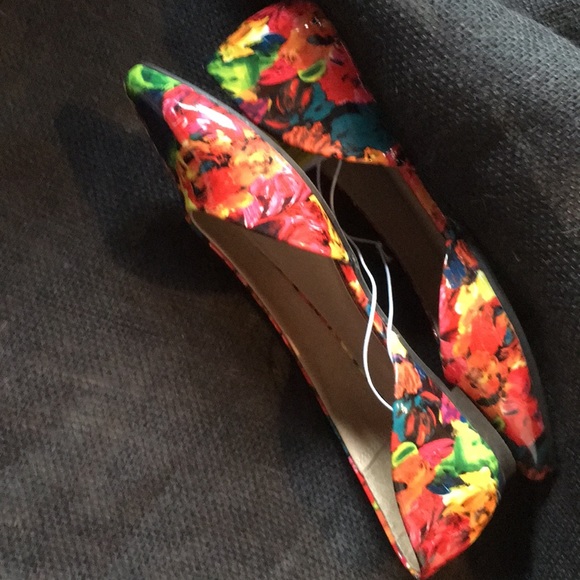 NWT Kendall Floral Bright SlipOn pointed toe shoes - Picture 6 of 7